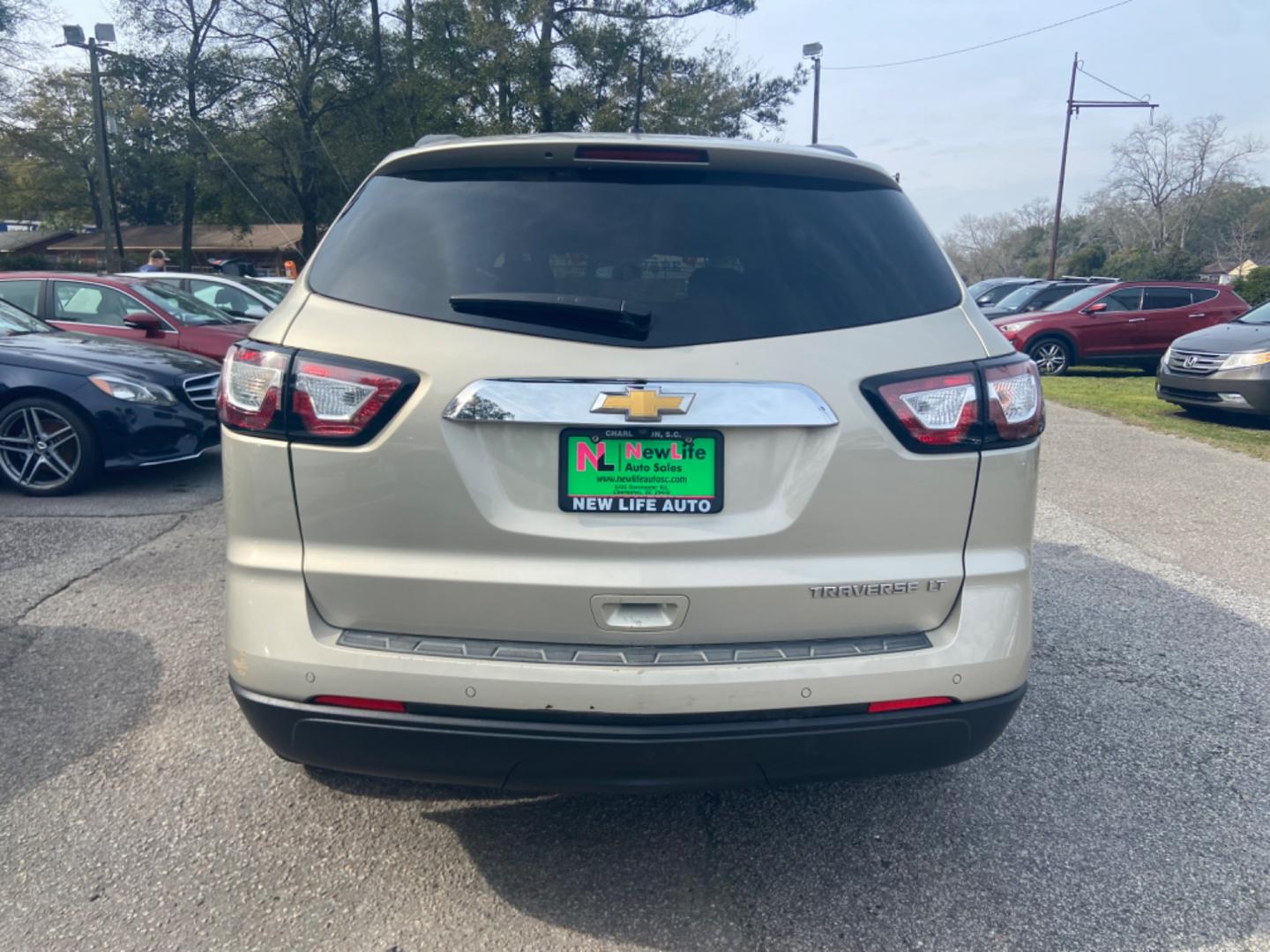 2015 GOLD CHEVROLET TRAVERSE LT (1GNKRGKDXFJ) with an 3.6L engine, Automatic transmission, located at 5103 Dorchester Rd., Charleston, SC, 29418-5607, (843) 767-1122, 36.245171, -115.228050 - Photo#5